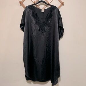 Intimate Style plus size woman 2X/3X polyester black silk like nightgown lace